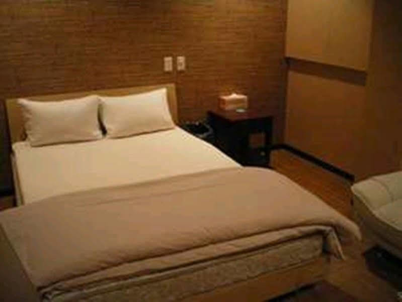 Uehonmachi Plaza Hotel (Adults Only) Осака Экстерьер фото